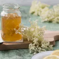 Mermelada de piña sobre una tabla.
