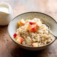 Avena con manzana, un desayuno balanceado