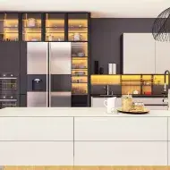 Cocina limpia y nevera al fondo, quitar mal olor de la nevera
