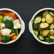 Zanahoria, brócoli y otras verduras que se suelen cocinar al vapor, servidas en dos tazas