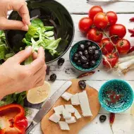 Aceite de oliva, queso, frutas cítricas y tomates para una ensalada griega, una comida mediterránea