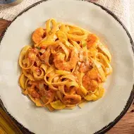Plato de pasta con camarones, tomate, ajo y pimienta comida italiana   