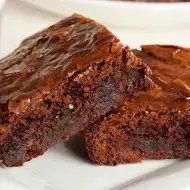 Dos brownies sobre un plato blanco, una de las recetas con chocolate más famosas