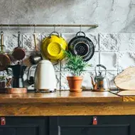Utensilios y electrodomésticos en tope de cocina ecológica