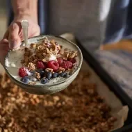 Plato con yogurt, frutas y granola