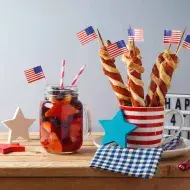 Salchichas y bebida con banderas comida típica de Estados Unidos