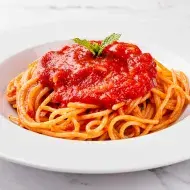 Espagueti con salsa pomodoro, servido en un plato blanco.