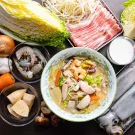 Variedad de mariscos y verduras para hacer caldo de pescado  