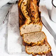 Pan brioche tajado con café