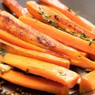 Zanahorias en tiras hechas con cortador de vegetales