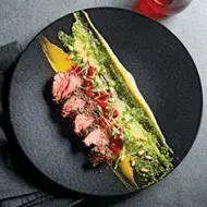 Carne Kobe con vegetales y mostaza