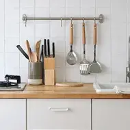 Cocina con utensilios y espátulas metálicas 