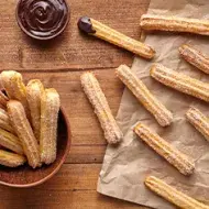 Churros con azúcar y chocolate, postre en freidora de aire