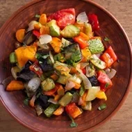 Ensalada de vegetales con calabacín en un bowl