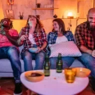 Ideas para organizar reuniones de futbol en casa con amigos.