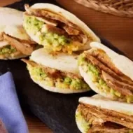 Limpieza del budare para arepas.