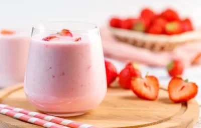 Batido-de-fresas-y-yogur-CARNATION-recetas-NESTLE Batido-de-fresas-y-yogur-CARNATION-recetas-NESTLE