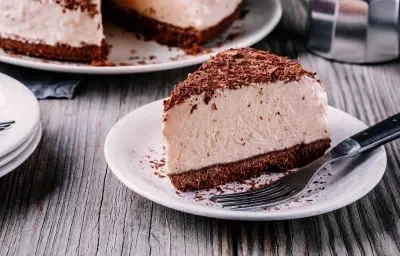 Torta-de-queso-crema-con-baño-de-chocolate-y-base-de-galletas-SUSY-SAVOY-EMDD-Venezuela