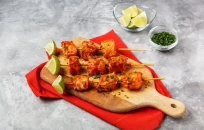 BROCHETAS de PESCADO a la DIABLA preparadas con CONSOMATE®