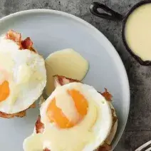 Huevos-con-tocineta-y-queso-Recetas-NESTLÉ-MAGGI