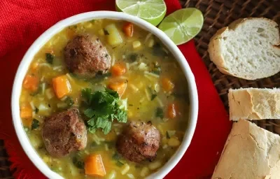 Sopa de Vegetales con Albóndigas de Pollo Sopa de Vegetales con Albóndigas de Pollo