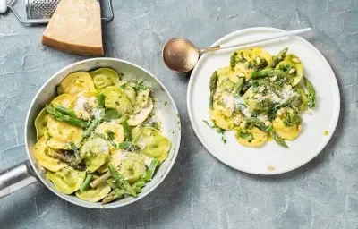 Pasta con crema de espárragos y jamón