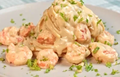 Pasta con camarones en salsa blanca
