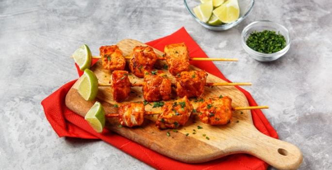 BROCHETAS de PESCADO a la DIABLA preparadas con CONSOMATE®