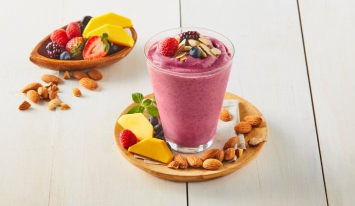 Smoothie de kombucha, frutos rojos y mango Smoothie de kombucha, frutos rojos y mango