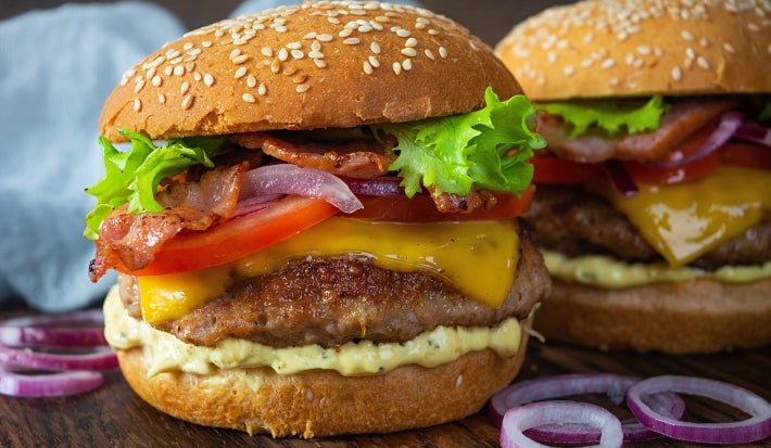 Hamburguesa-rellena-de-queso-y-tocineta-Recetas-NESTLE-Venezuela-MAGGI