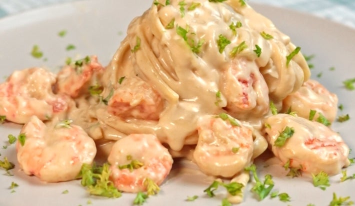 Pasta con camarones en salsa blanca